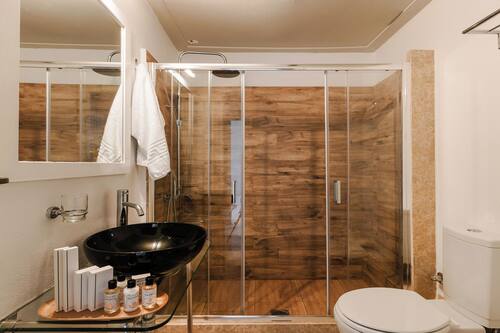 Suite Deluxe, vistas al mar | Baño | Ducha, artículos de higiene personal gratuitos, albornoces y zapatillas