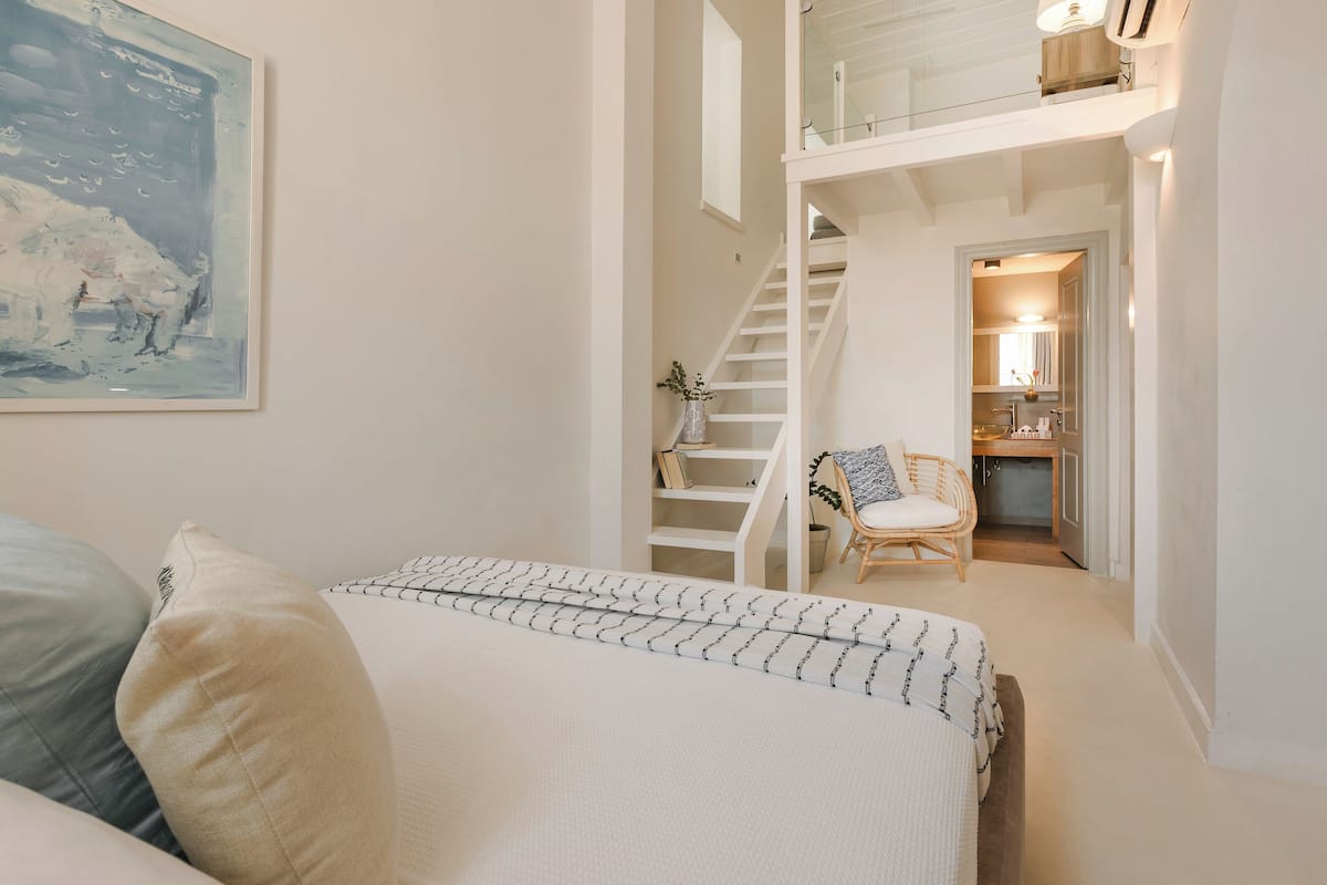 Family Suite, Town View | Minibar, caja fuerte, sistema de insonorización y wifi gratis