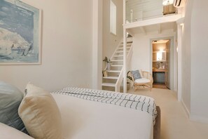  Family Suite, Town View | Minibar, safe på rommet, lydisolert og wi-fi (inkludert)