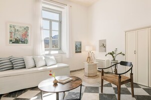 Una televisión de pantalla plana