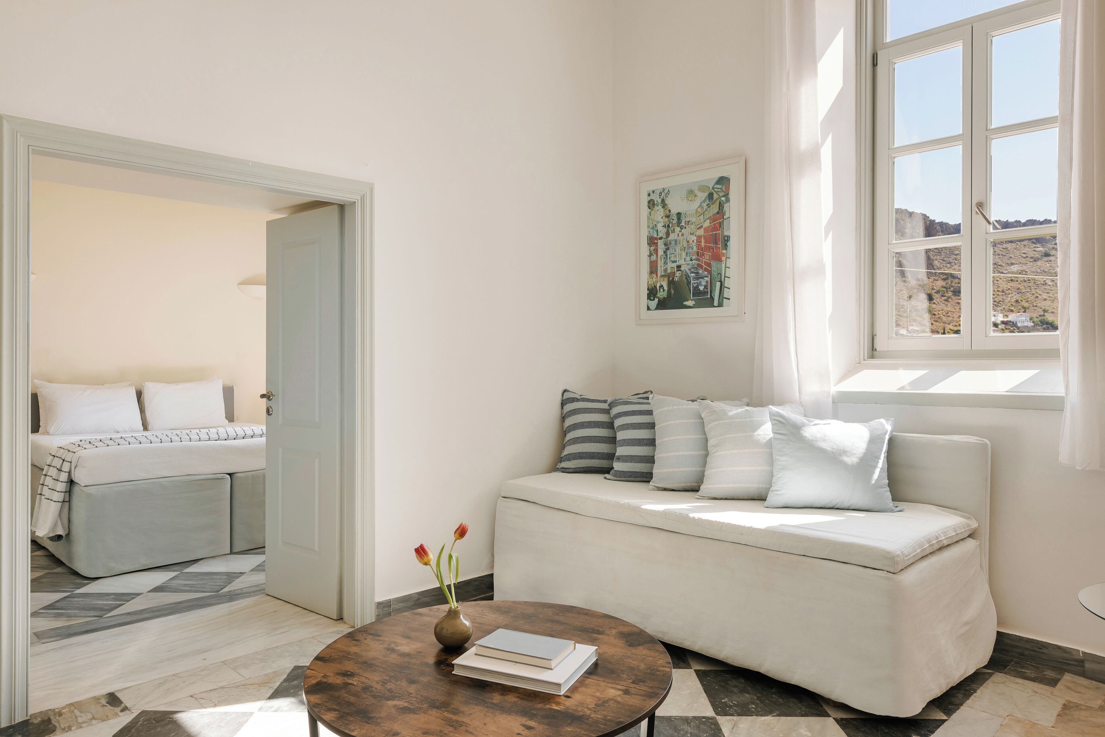Superior Double Room, Town View | Coin séjour | Télévision à écran plat
