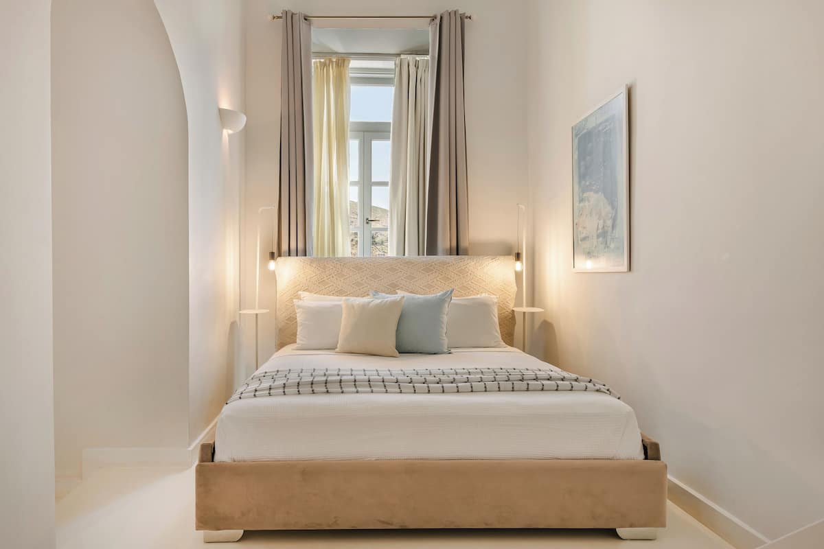 Family Suite, Town View | Minibar, brankas, kedap suara, dan Wi-Fi gratis