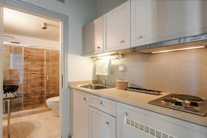 Suite – deluxe, sjøutsikt | Eget kjøkken | Kjøleskap, kokeplater og vannkoker