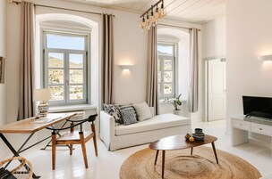 Suite Deluxe, vistas al mar | Zona de estar | Una televisión de pantalla plana