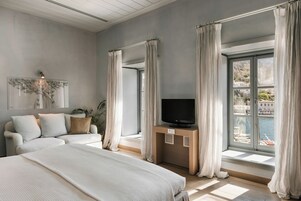 Suite junior, vistas al mar | Caja fuerte, wifi gratis, ropa de cama