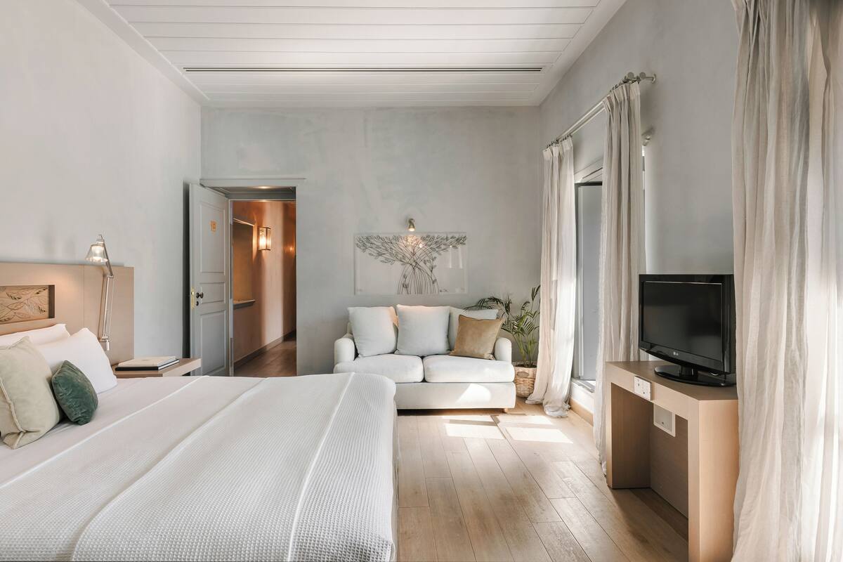 Junior Suite, Sea View | In-room safe, WiFi (free), bed sheets