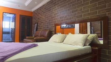 Suite, 2 habitaciones (VIP) | Ropa de cama hipoalergénica y cortinas blackout