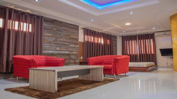 Deluxe Suite, 1 Bedroom | Hypo-allergenic bedding, blackout curtains