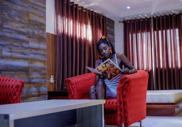 Literie hypoallergénique, rideaux occultants, fer et planche à repasser