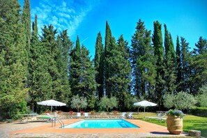 Seasonal outdoor pool, pool umbrellas, pool loungers - Villa Vianci (Poggibonsi)