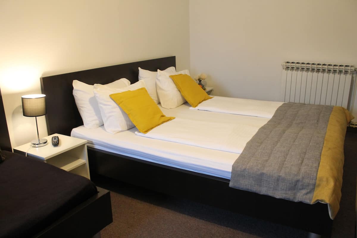 Kamar Double | Brankas, meja kerja, dan Wi-Fi gratis