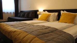 Dreibettzimmer | Zimmersafe, Schreibtisch, kostenloses WLAN