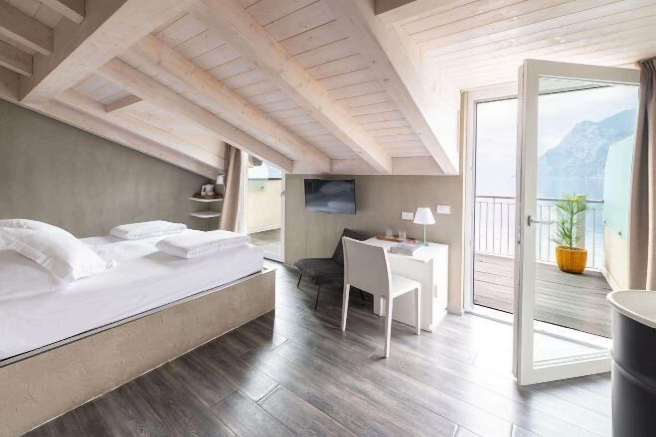 Zimmersafe, Schreibtisch, Verdunkelungsvorhänge, schallisolierte Zimmer