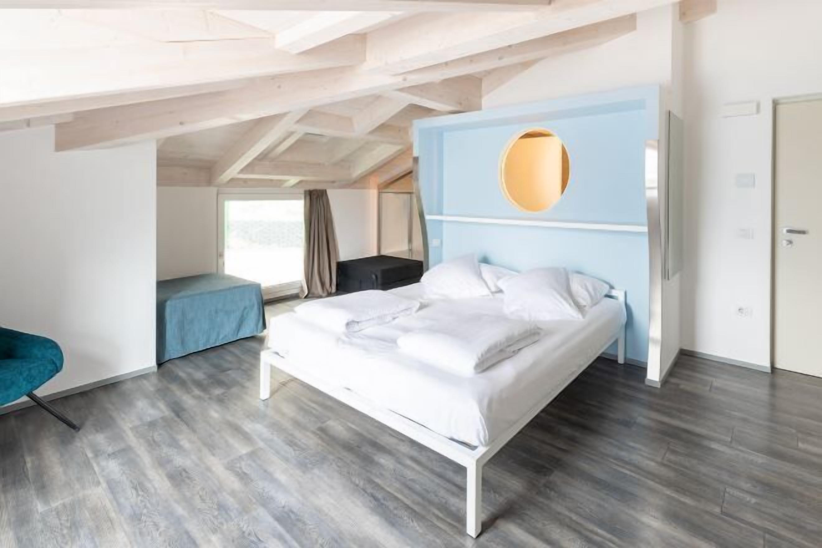 Zimmersafe, Schreibtisch, Verdunkelungsvorhänge, schallisolierte Zimmer