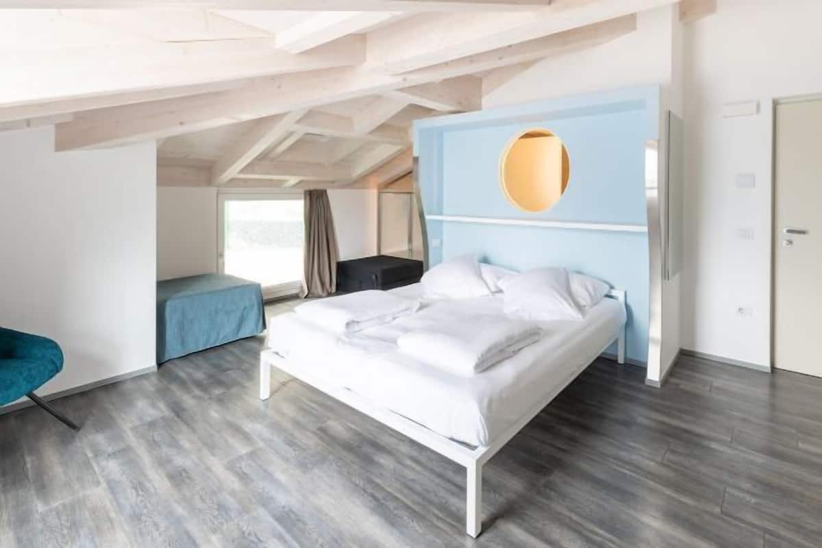 Zimmersafe, Schreibtisch, Verdunkelungsvorhänge, schallisolierte Zimmer