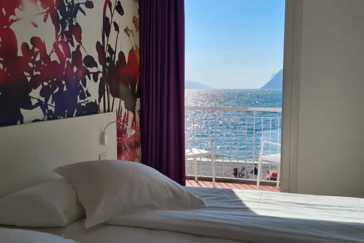 Zimmersafe, Schreibtisch, Verdunkelungsvorhänge, schallisolierte Zimmer