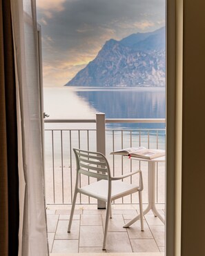 Doppia Standard, balcone, vista lago | Una cassaforte in camera, una scrivania, tende oscuranti