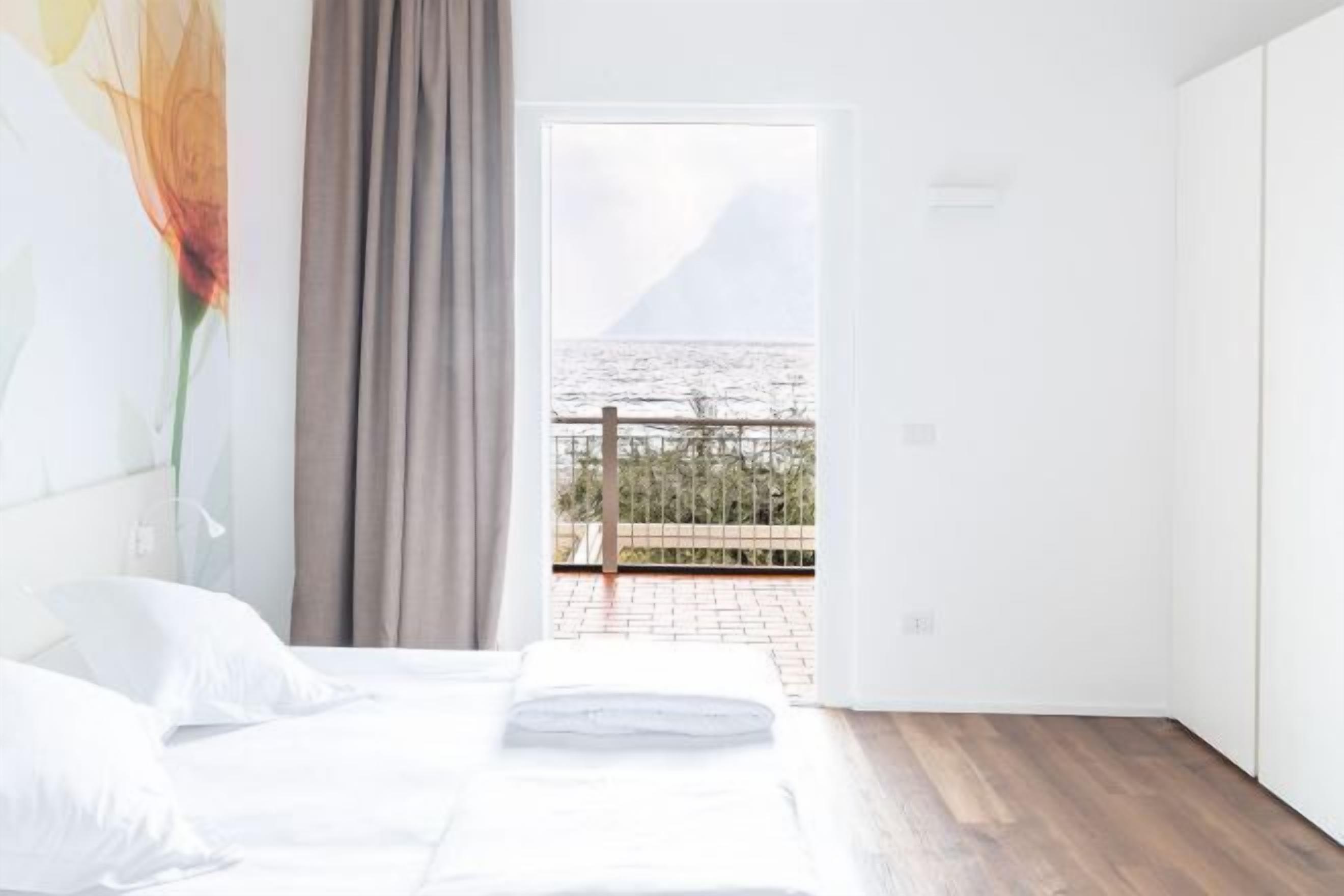 Zimmersafe, Schreibtisch, Verdunkelungsvorhänge, schallisolierte Zimmer