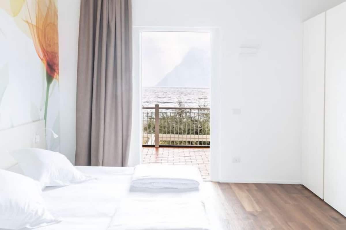 Zimmersafe, Schreibtisch, Verdunkelungsvorhänge, schallisolierte Zimmer