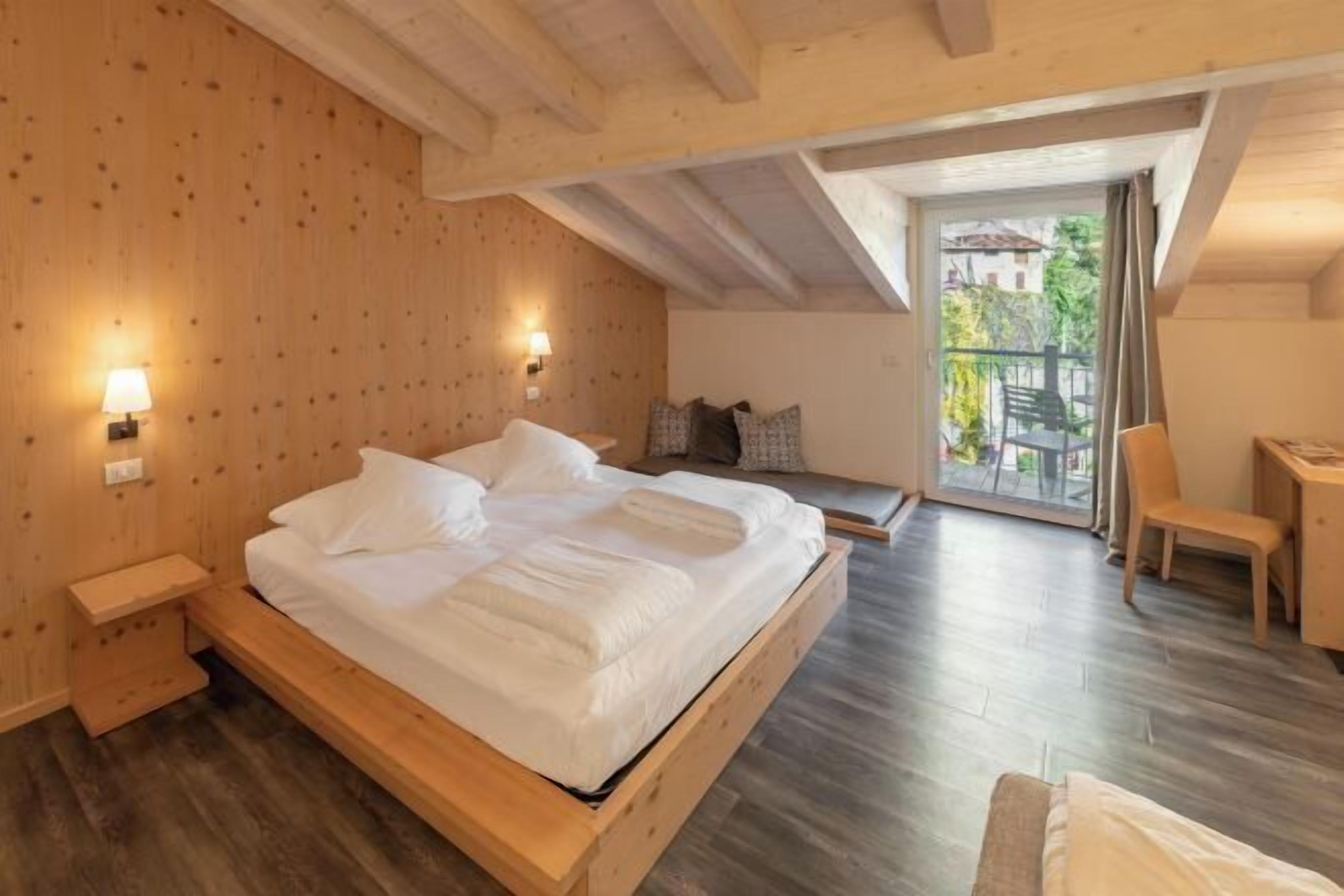 Zimmersafe, Schreibtisch, Verdunkelungsvorhänge, schallisolierte Zimmer