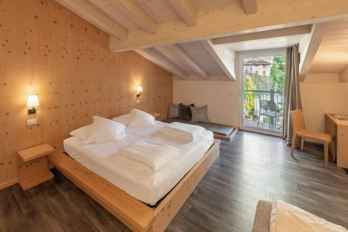 Zimmersafe, Schreibtisch, Verdunkelungsvorhänge, schallisolierte Zimmer