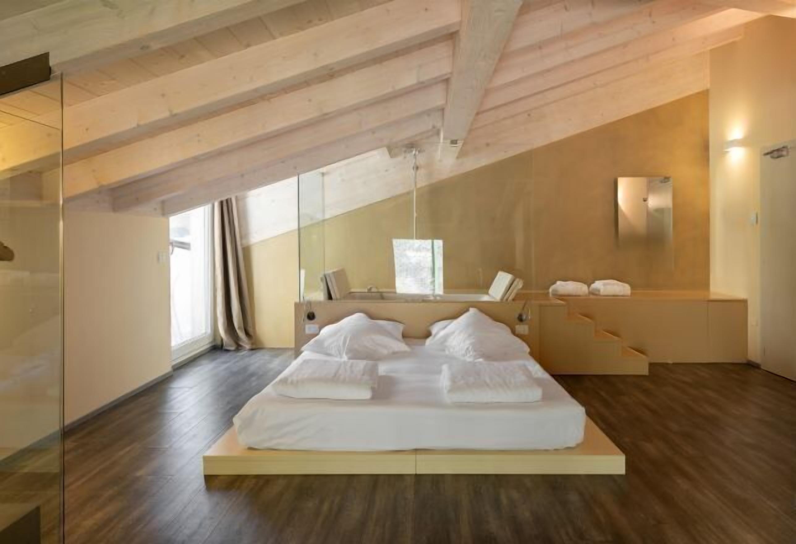 Zimmersafe, Schreibtisch, Verdunkelungsvorhänge, schallisolierte Zimmer