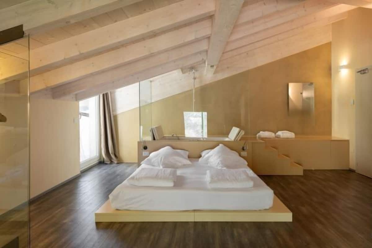 Zimmersafe, Schreibtisch, Verdunkelungsvorhänge, schallisolierte Zimmer