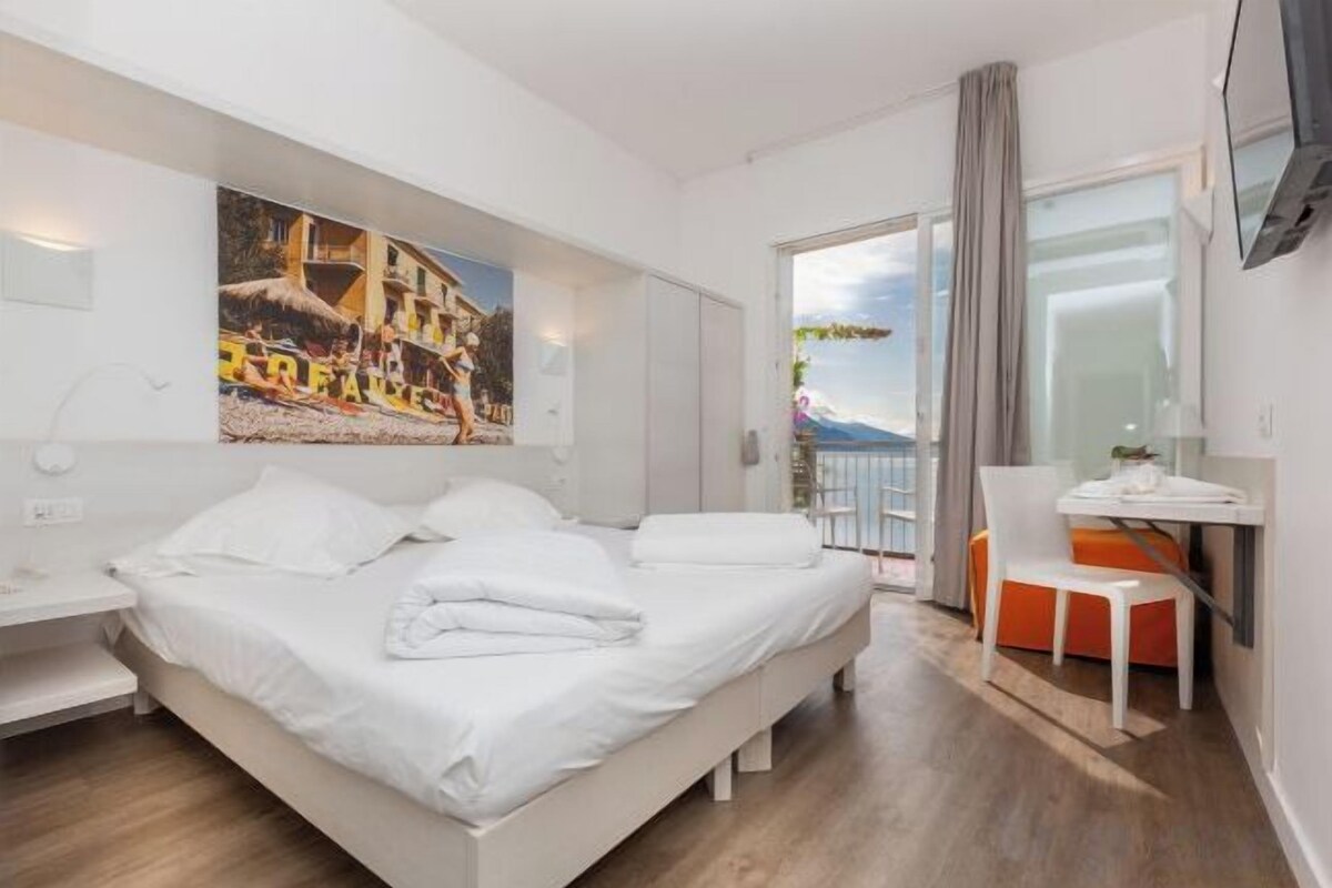 Premium bedding, down comforters, in-room safe, desk