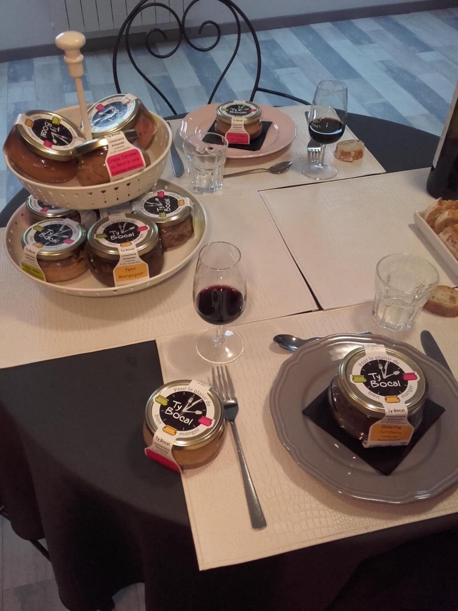 Déjeuner et dîner servis sur place, spécialités Cuisine française