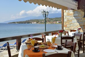 Se sirven desayunos, comidas, cenas y cocina griega con vista a la playa