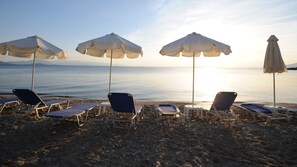 På stranden, solstolar och parasoller