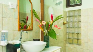 Deluxe Apartment, 2 Bedrooms, Pool Access, Marina View | Bathroom sink