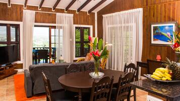 Deluxe Penthouse, 2 Bedrooms, Ensuite, Sea Facing | In-room dining