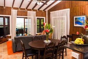 Deluxe-Penthouse, 2 Schlafzimmer, mit Bad, Meerseite | Essbereich im Zimmer