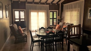 Deluxe-Penthouse, 2 Schlafzimmer, mit Bad, Meerseite | Essbereich im Zimmer