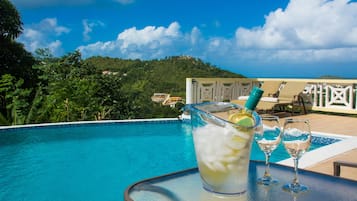 Phòng Suite Deluxe, 1 phòng ngủ, quang cảnh một góc biển, cạnh hồ bơi | Hồ bơi ngoài trời | Hồ bơi ngoài trời