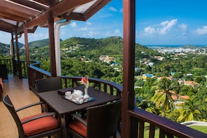 Cobertura luxo, 2 quartos, suíte, de frente para o mar | Vista da sacada