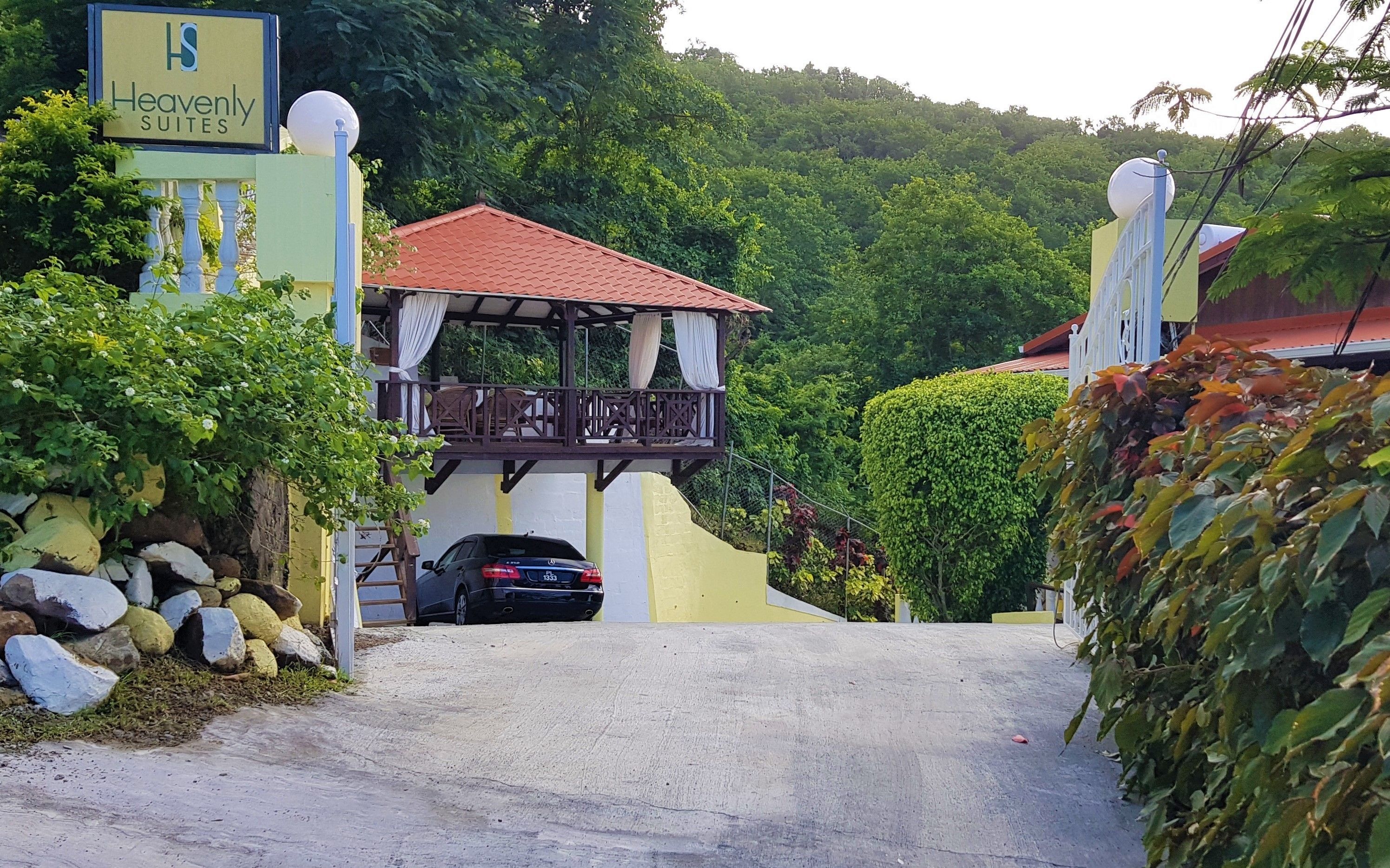 Ein hoteleigener Eingangsbereich mit Tor und einem Schild, auf dem 'Heavenly Suites' steht.