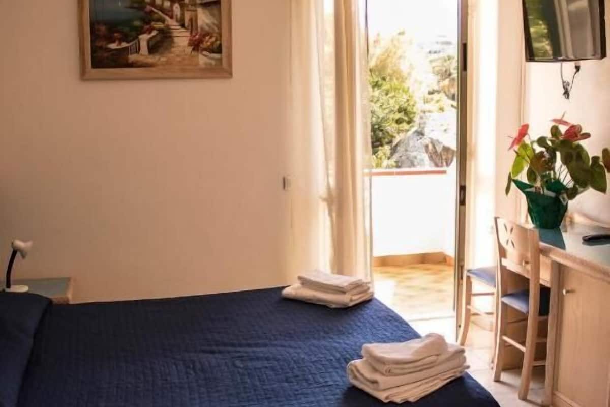 Doppia Economy | 1 camera, una scrivania, Wi-Fi gratuito, lenzuola