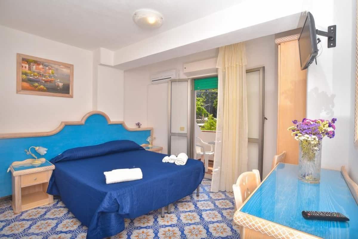 Doppia Standard, balcone | 1 camera, una scrivania, Wi-Fi gratuito, lenzuola