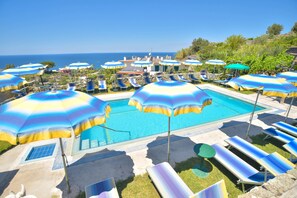 Una piscina al aire libre de temporada