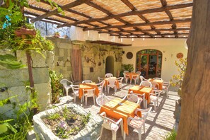 Se sirven desayunos, almuerzos y cenas; cocina local