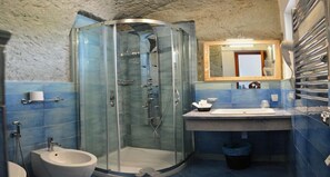 Classic Double Room, Balcony | Bathroom | Free toiletries, hair dryer, bidet, towels - Hotel Villa Cimmentorosso (Forio)