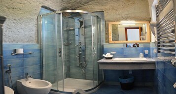 Habitación clásica doble, balcón | Baño | Artículos de higiene personal gratuitos, secador de pelo, bidé y toallas