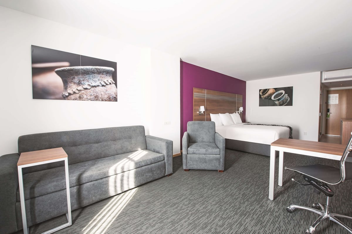 Deluxe Suite, 1 King Bed, Non Smoking | Egyptian cotton sheets, premium bedding, down duvets, pillow-top beds