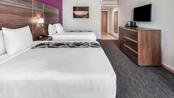 Habitación, 2 camas Queen size, para no fumadores, vista al patio | Sábanas de algodón egipcio, ropa de cama de alta calidad y edredón