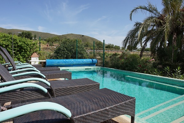 Utendørsbasseng og solsenger