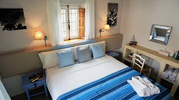 Tweepersoonskamer | Een kluis op de kamer, een bureau, gratis babybedden