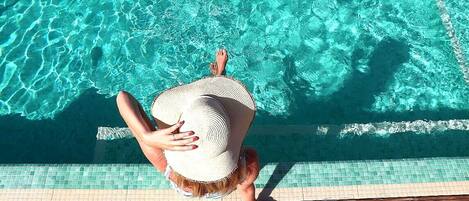Piscine extérieure, chaises longues