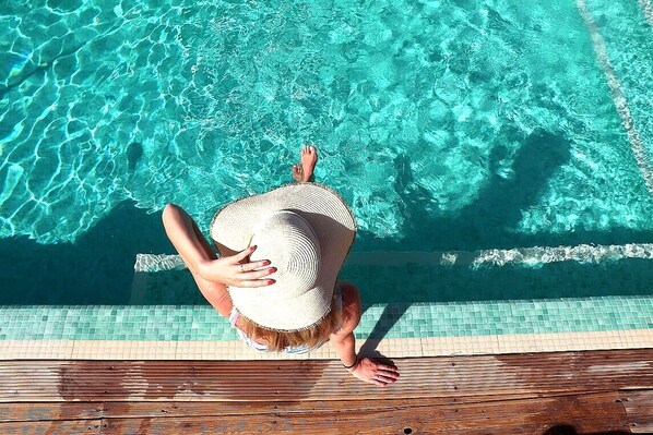Piscine extérieure, chaises longues